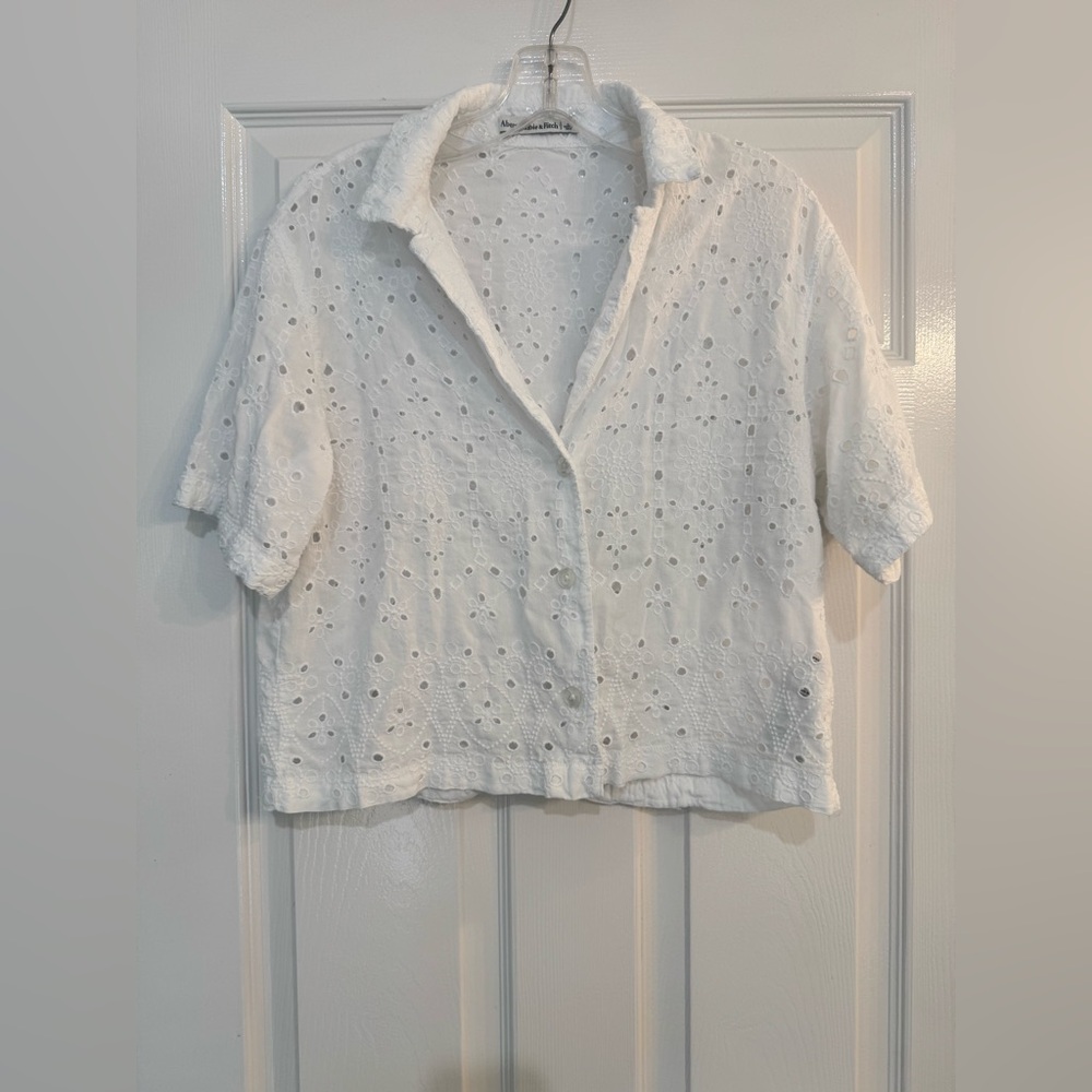 A&F Cropped White Eyelet Button-Front Short Sleeve Shirt
